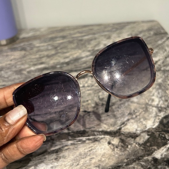 Black Aviator-Inspired Sunglasses with Gradient Lenses